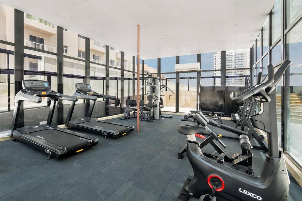 Апартаменты Luxury 1Br With Balcony Pool Gym Дубай Экстерьер фото